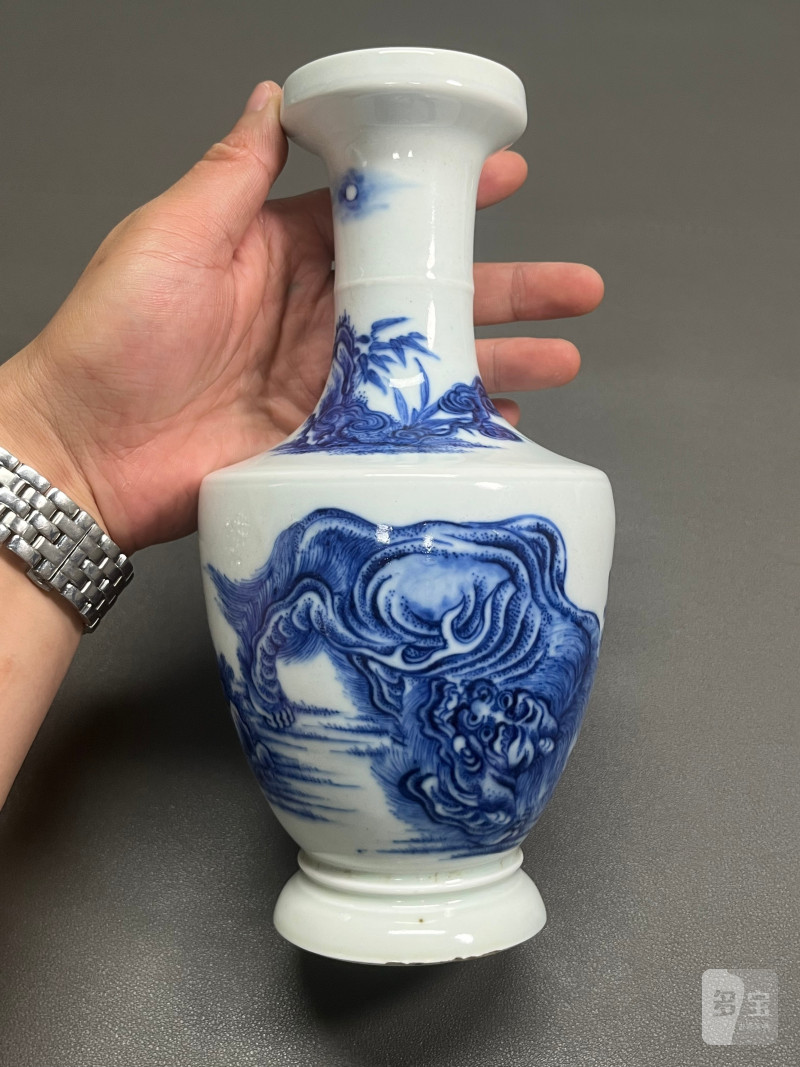 清雍正  青花“瑞兽望月”图弦纹盘口瓶 - 图3